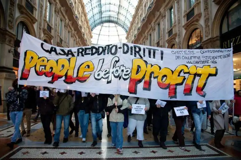 manifestazioni fuori dalla prima della scala 9