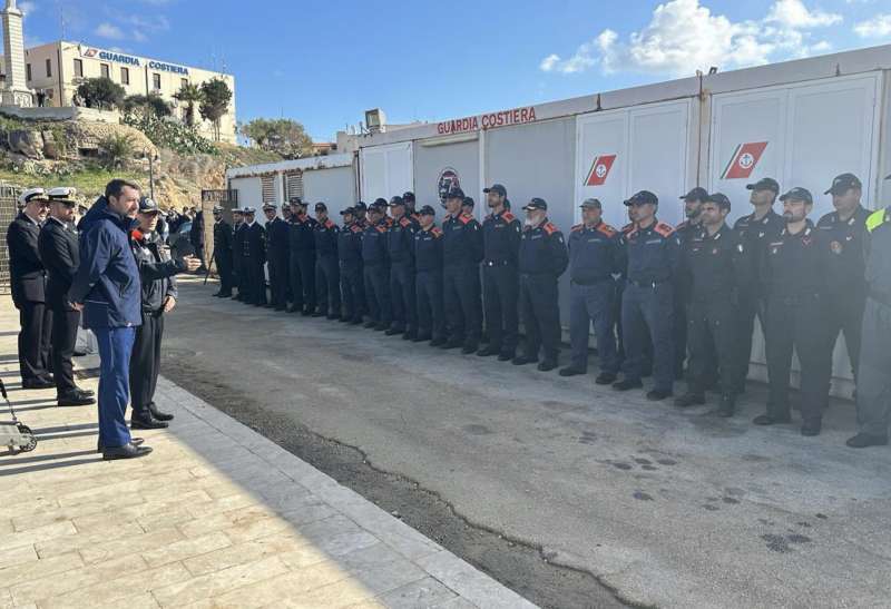 matteo salvini a lampedusa