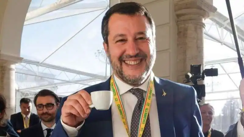 matteo salvini beve un caffè