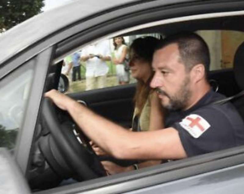 matteo salvini in auto 1