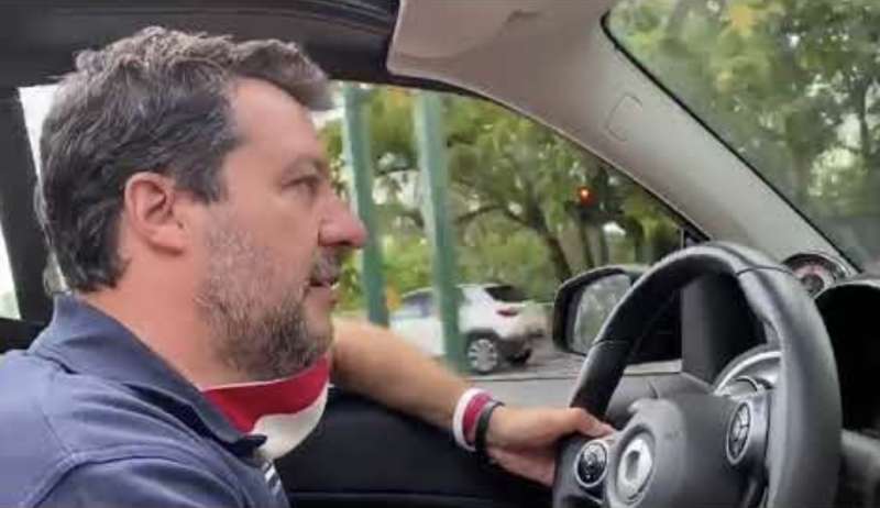 matteo salvini in auto 2