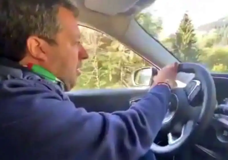 matteo salvini in auto    3