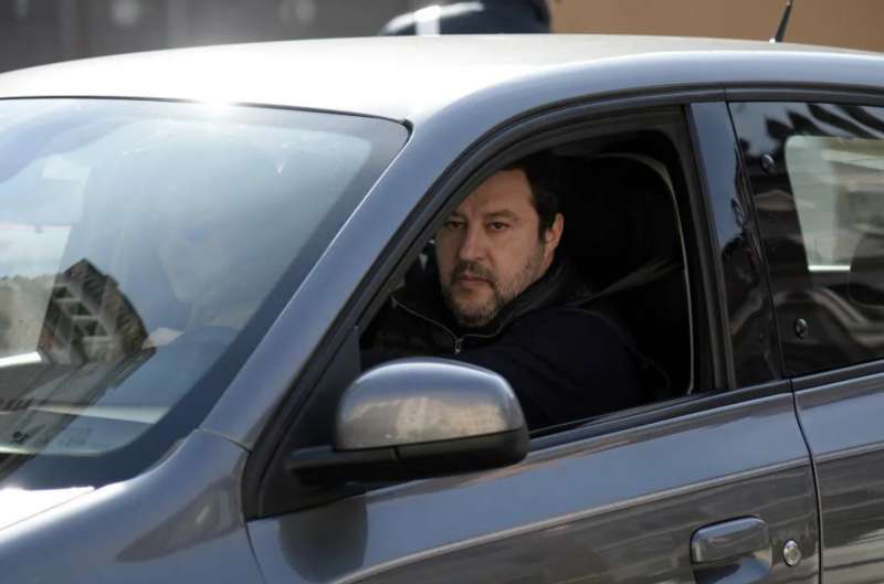 matteo salvini in auto 5