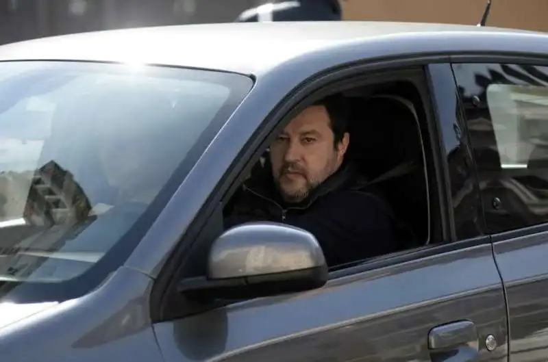 matteo salvini in auto    5