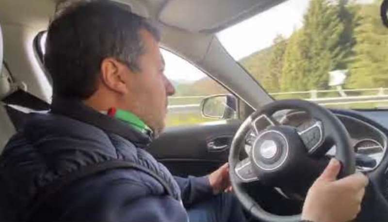 matteo salvini in auto 6