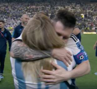 messi abbraccia la madre 1