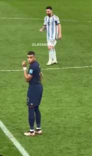 messi esulta davanti a mbappe 1