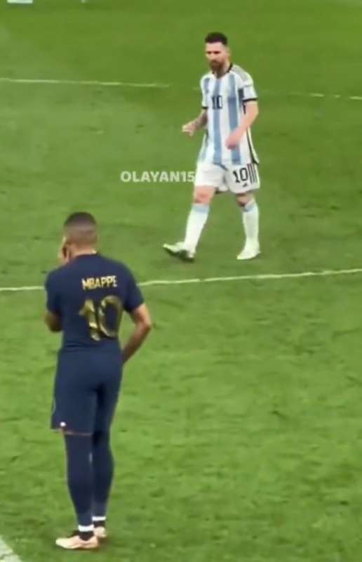 messi esulta davanti a mbappe 2