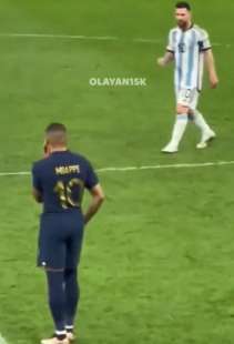 messi esulta davanti a mbappe 3