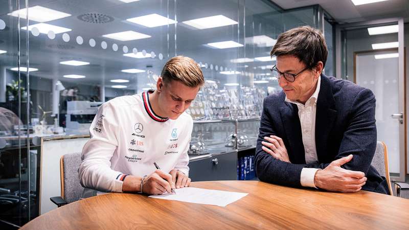 mick schumacher firma per la mercedes