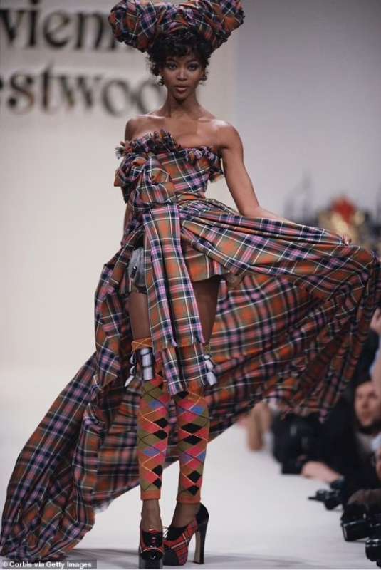 naomi campbell sfilata vivienne westwood