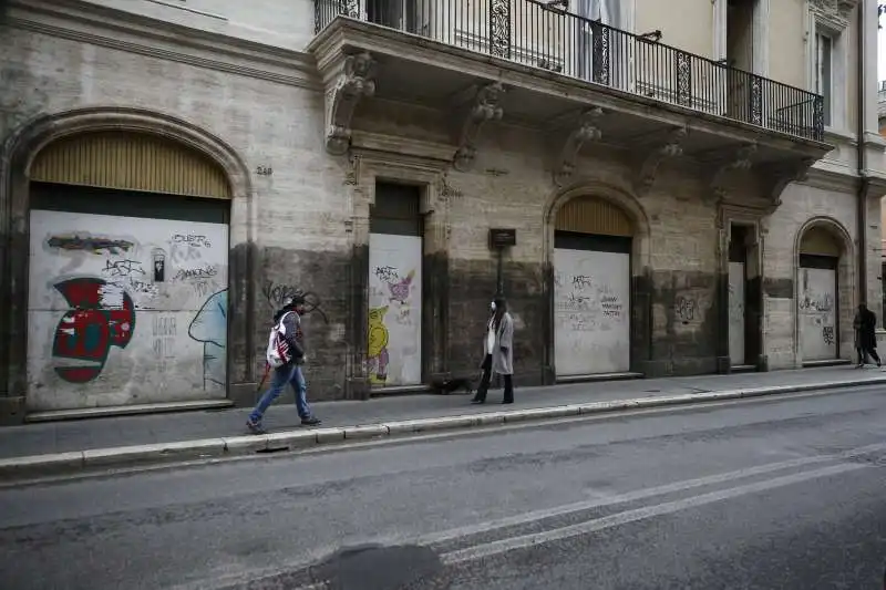 negozi chiusi a roma              