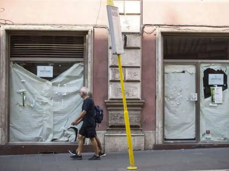 negozi chiusi in via nazionale a roma 