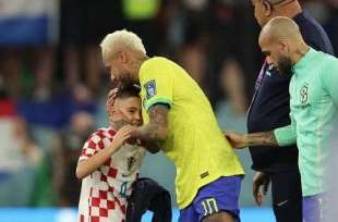 neymar consolato dal figlio di perisic dopo l eliminazione dal mondiale