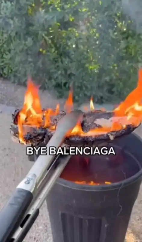 oggetti balenciaga bruciati 1