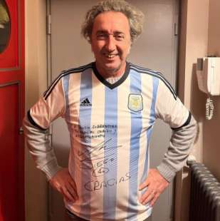 PAOLO SORRENTINO CON LA MAGLIETTA DELL ARGENTINA