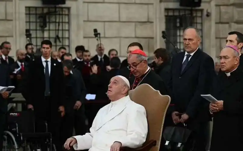 papa francesco si commuove mentre prega per l ucraina in piazza di spagna   8 dicembre 2022   5