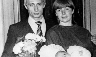 Putin a Dresda nel 1985 con la moglie Ljudmila Skrebneva e la prima figlia