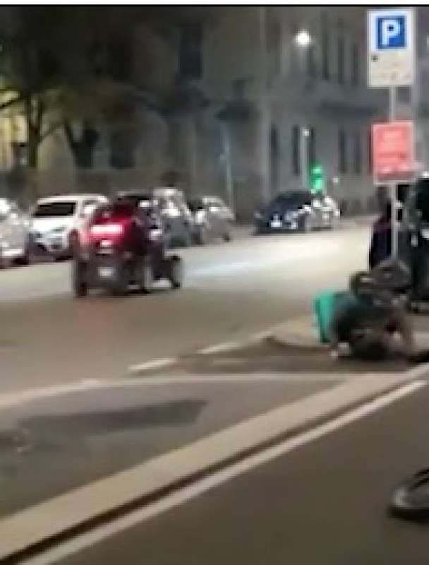 rider investito da una minicar a milano 3