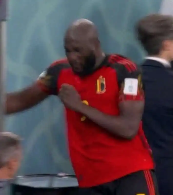 romelu lukaku tira un pugno alla panchina 2