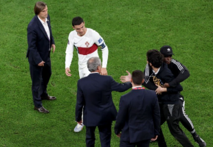 RONALDO RIESCE A DIVINCOLARSI DA UN INVASORE