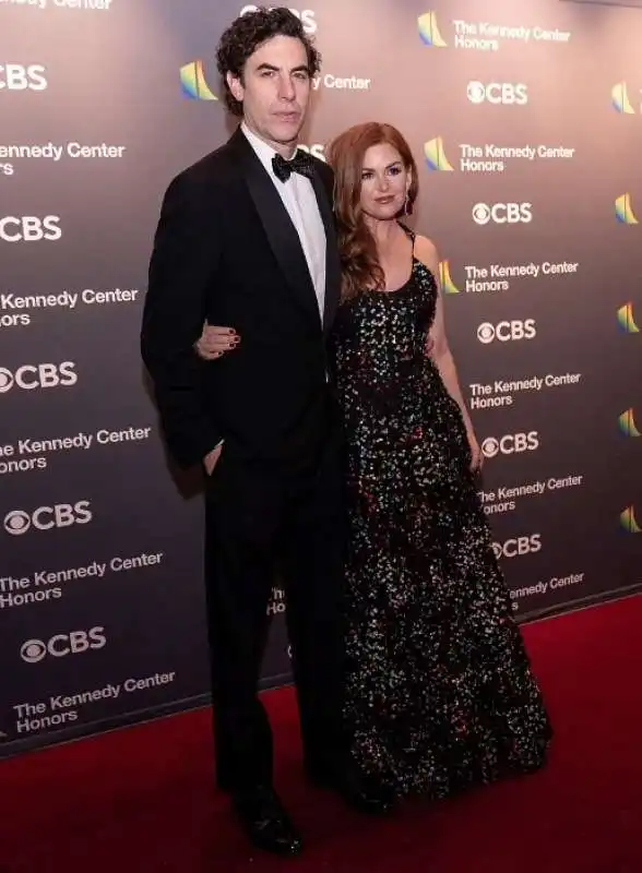 sacha baron cohen e isla fisher ai kennedy awards 