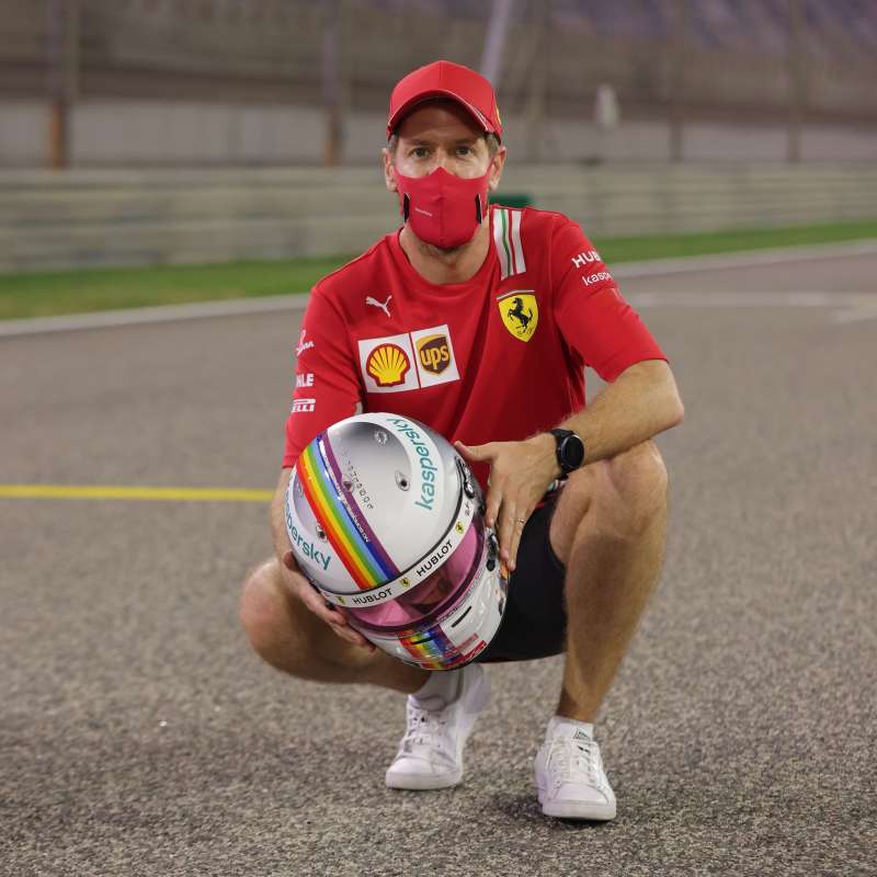 sebastian vettel con il casco arcobaleno 2