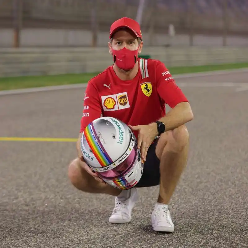 sebastian vettel con il casco arcobaleno 2