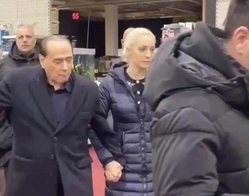 silvio berlusconi claudicante all agribrianza 1