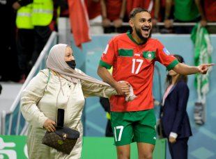 sofiane boufal e la madre festeggiano 1