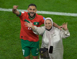 sofiane boufal e la madre festeggiano 2