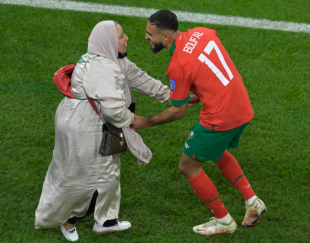 sofiane boufal e la madre festeggiano 3