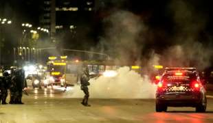 sostenitori di bolsonaro vs polizia a brasilia 1