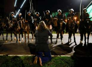 sostenitori di bolsonaro vs polizia a brasilia 11