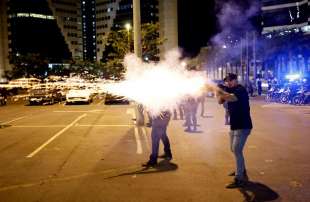 sostenitori di bolsonaro vs polizia a brasilia 13