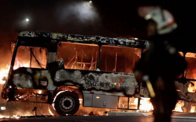 sostenitori di bolsonaro vs polizia a brasilia 2