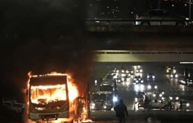 sostenitori di bolsonaro vs polizia a brasilia 3