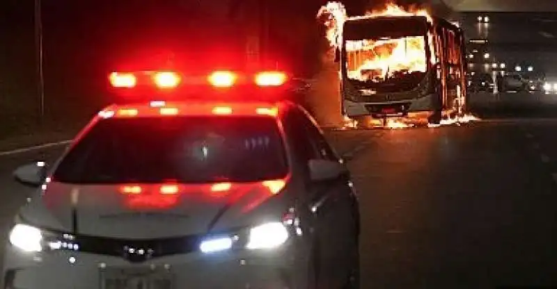 sostenitori di bolsonaro vs polizia a brasilia 5