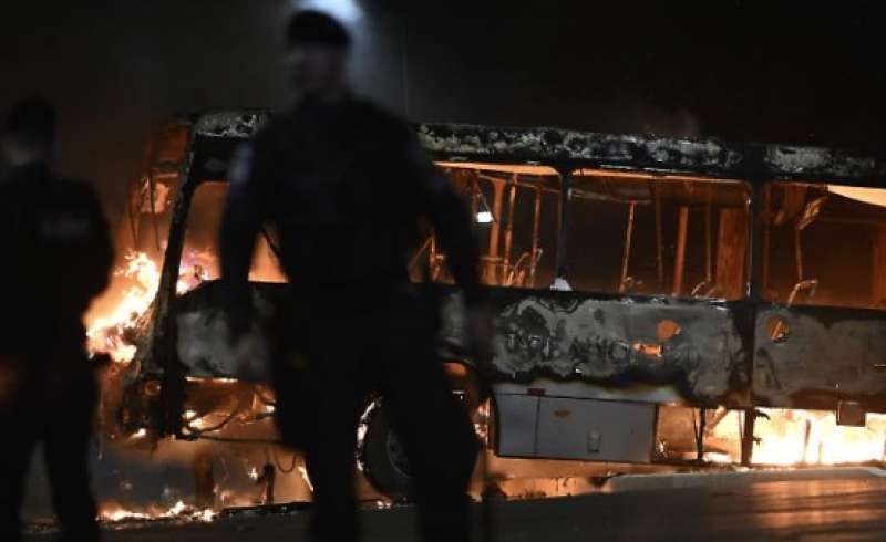 sostenitori di bolsonaro vs polizia a brasilia 7