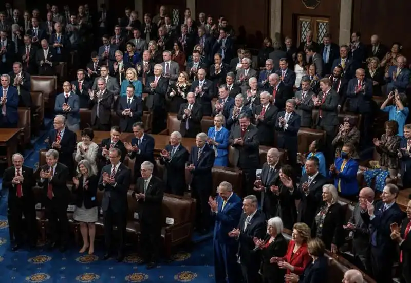 standing ovation del congresso per zelensky