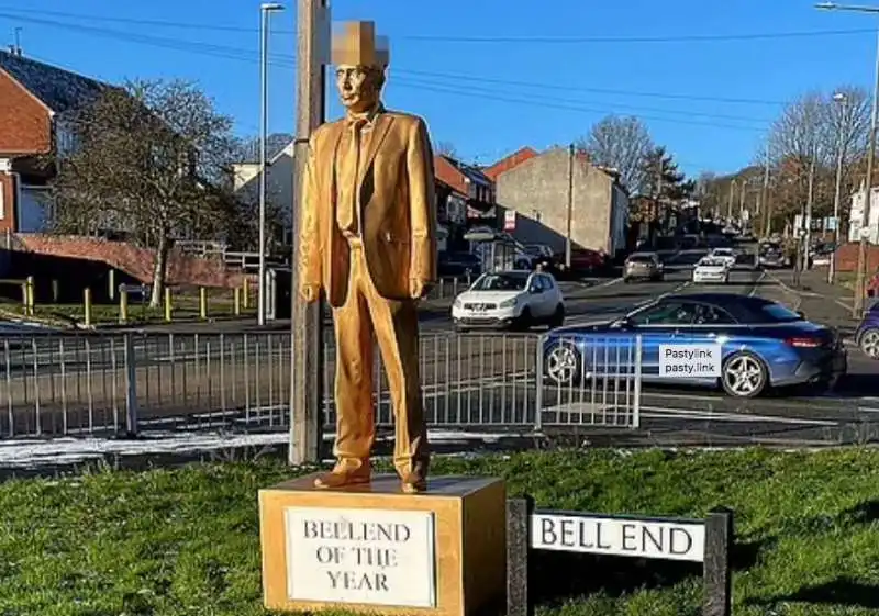 statua di putin con la testa di cazzo 3