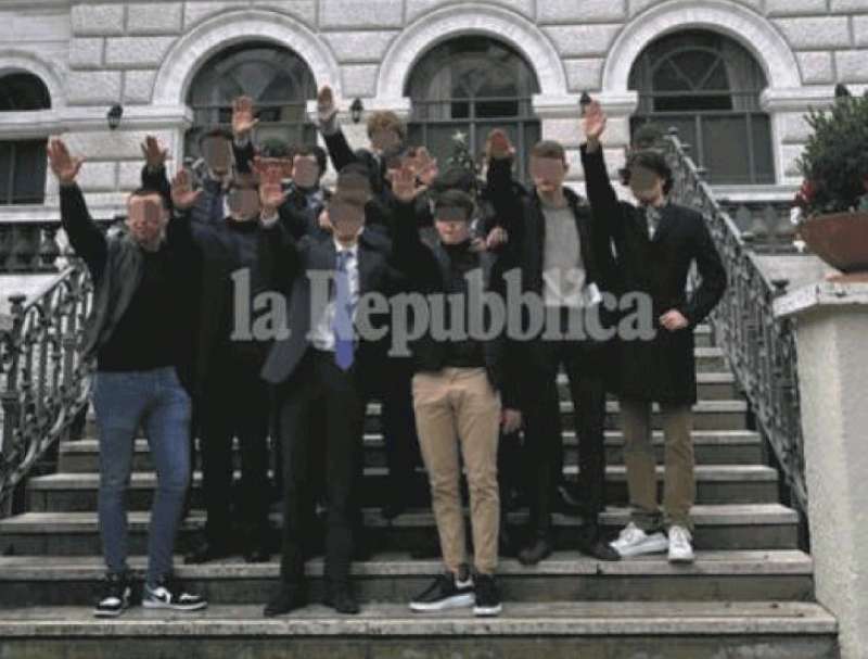 STUDENTI DEL LICEO SAN GIUSEPPE DE MERODE DI ROMA FANNO IL SALUTO ROMANO