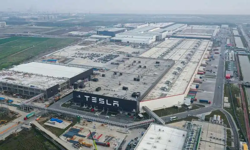 TESLA STABILIMENTO SHANGHAI 