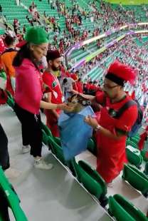 tifosi marocchini puliscono lo stadio 1