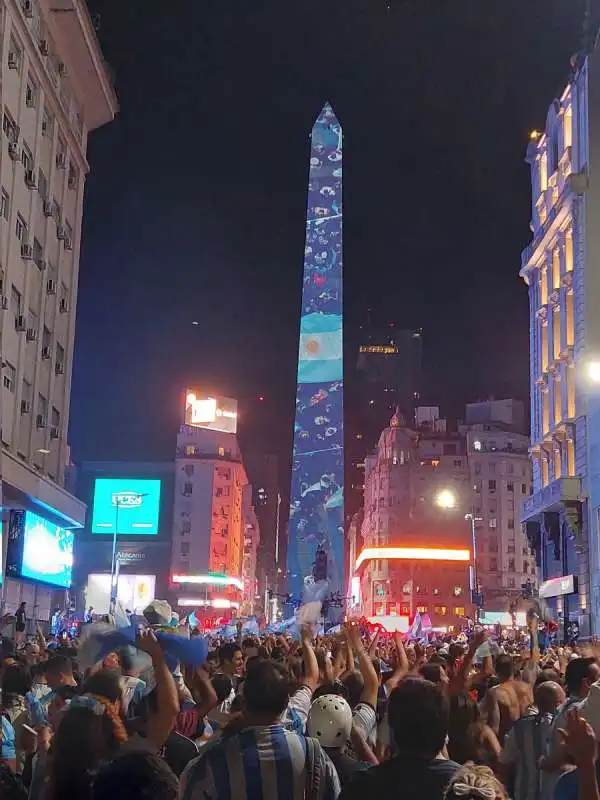 tifoso argentino si arrampica sull obelisco di buenos aires 1