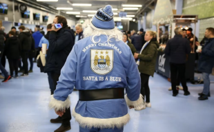 tifoso del manchester city a natale