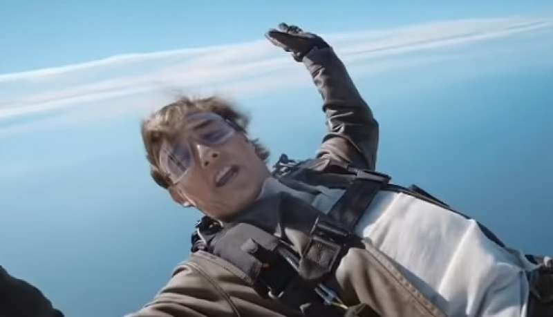 TOM CRUISE SI LANCIA DA UN AEREO