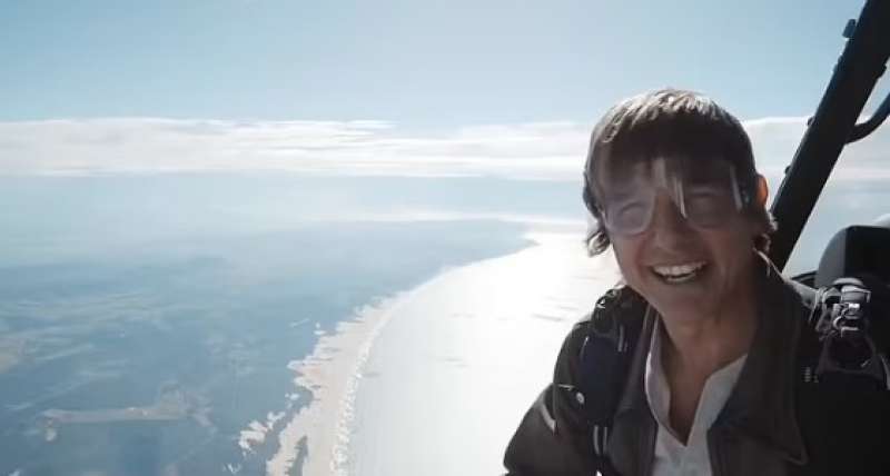 TOM CRUISE SI LANCIA DA UN AEREO