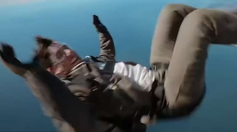 TOM CRUISE SI LANCIA DA UN AEREO