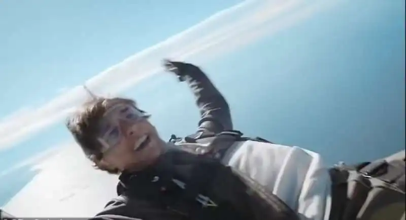 TOM CRUISE SI LANCIA DA UN AEREO 